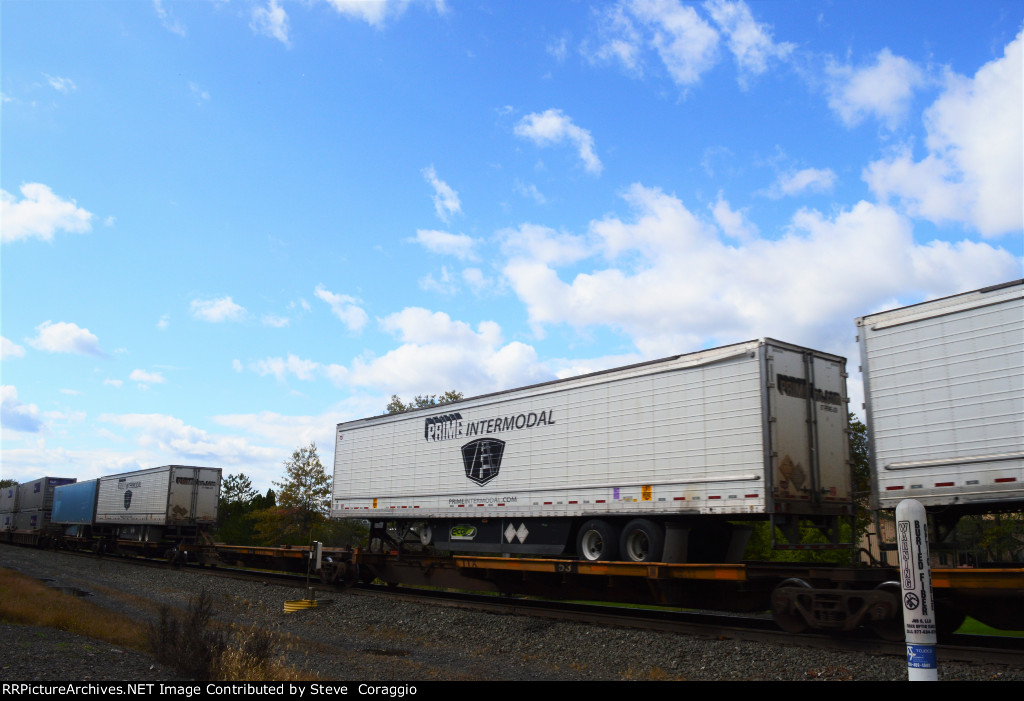 Prime Intermodal Trailer on Spine Car Passing the Automatic Car ID Readers